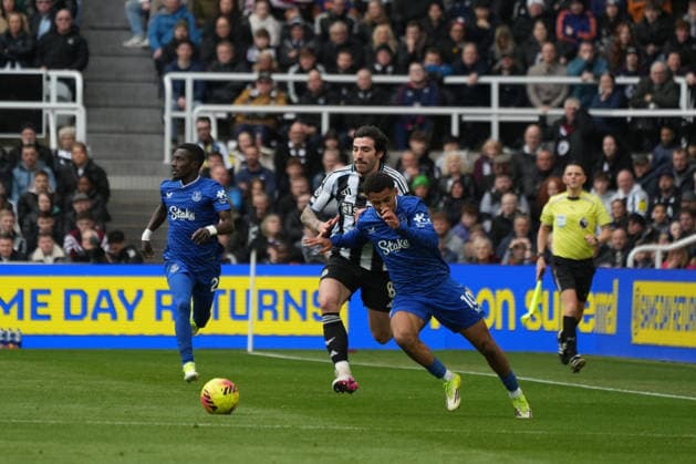 28th February 2026; St James Park, Newcastle, England; Premier League Football, Newcastle United versus Everton; Iliman Ndiaye of Everton feels pressure from Sandro Tonali of Newcastle United  AlecxBrown Content restricted for UK based newspaper