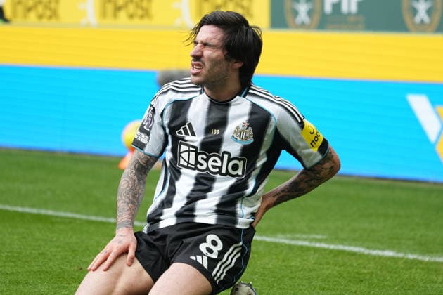 28th February 2026; St James Park, Newcastle, England; Premier League Football, Newcastle United versus Everton; Sandro Tonali of Newcastle United grimaces and holds his back  AlecxBrown Content restricted for UK based newspaper