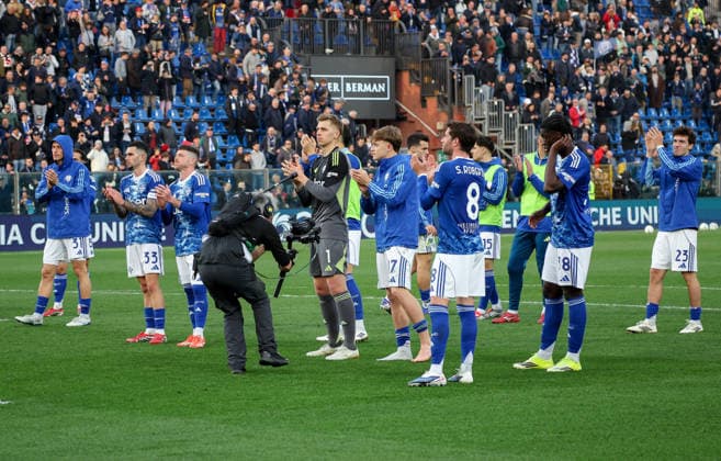 February 28, 2026, Como, ITALY: Como 1907 s players greeting their supporters the Italian Serie A soccer match between Como 1907 and US Lecce at Giuseppe Sinigaglia stadium in Como, Italy, 28 February 2026. ANSA ROBERTO BREGANI. Serie A; Como 1907-US Lecce  - ZUMAa110 20260228_zaf_a110_132 Copyright: xRobertoxBreganix