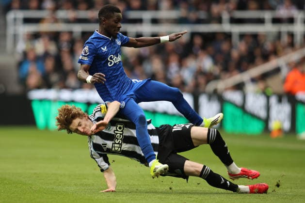Sport Bilder des Tages Newcastle United v Everton - Premier League Anthony Gordon of Newcastle United tackles Idrissa Gueye of Everton during the Premier League match between Newcastle United and Everton at St. James s Park in Newcastle, United Kingdom, on February 28, 2026. Newcastle Tyne and Wear United Kingdom  Copyright: xMIxNewsx originalFilename:fletcher-newcastl260228_npsWe.jpg
