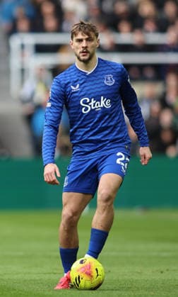 Newcastle United v Everton - Premier League Kiernan Dewsbury-Hall of Everton plays during the Premier League match between Newcastle United and Everton at St. James s Park in Newcastle, United Kingdom, on February 28, 2026. Newcastle Tyne and Wear United Kingdom  Copyright: xMIxNewsx originalFilename:fletcher-newcastl260228_npWoT.jpg