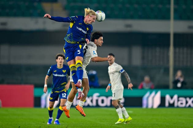 Header of Hellas Verona s Adrian Edmundsson during Hellas Verona FC vs SSC Napoli, Italian soccer Serie A match in Verona, Italy, February 28 2026  Copyright: xAlessioxMarini IPAxSportx xipa-agency.netx xx IPA_72159860 IPA_Agency_IPA72159860