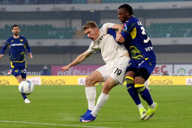 Napoli™s Rasmus Hojlund, Verona™s Armel Bella-Kotchap during the Serie A soccer match between Hellas Verona and Napoli at the Bentegodi Stadium in Verona, north west Italy - Saturday , February 28 , 2026. - Soccer .  Copyright: xPaolaxGarbuio Lapressex