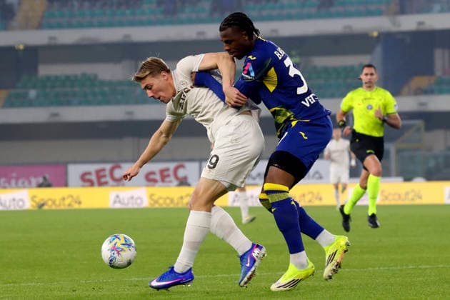 Napoli™s Rasmus Hojlund, Verona™s Armel Bella-Kotchap during the Serie A soccer match between Hellas Verona and Napoli at the Bentegodi Stadium in Verona, north west Italy - Saturday , February 28 , 2026. - Soccer .  Copyright: xPaolaxGarbuio Lapressex