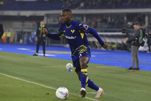 Jean-Daniel Akpa Akpro of Hellas Verona FC play the ball during Hellas Verona FC vs SSC Napoli, 27Â° Serie A Enilive 2025-26 game at Marcantonio Bentegodi stadium in Verona (VR), Italy, on February 28, 2026.  Copyright: xDavidexCasentini IPAxSportx xipa-agency.netx xx IPA_72160399 IPA_Agency_IPA72160399
