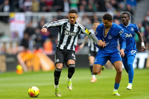 Newcastle United v Everton, Premier League Jacob Ramsey Of Newcastle United Under pressure from Iliman Ndiaye Of Everton during the Newcastle United v Everton Premier League match at St. James Park, Newcastle Upon Tyne, England on 28 February 2026 Credit: Lee Keuneke Every Second Media Editorial use only. All images are copyright Every Second Media Limited. No images may be reproduced without prior permission. All rights reserved. Premier League and Football League images are subject to licensing agreements with Football DataCo Limited. see https: www.football-dataco.com Copyright: xIMAGO EveryxSecondxMediax ESM-1827-0115 LeexKeunekex xEveryxSecondxMediax