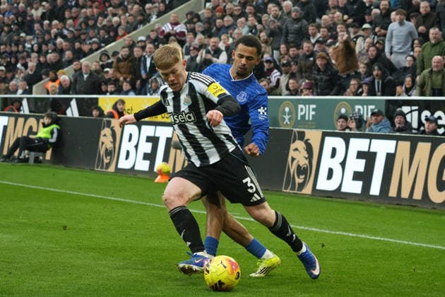 28th February 2026; St James Park, Newcastle, England; Premier League Football, Newcastle United versus Everton; Lewis Hall of Newcastle United feels pressure from Iliman Ndiaye of Everton  AlecxBrown Content restricted for UK based newspaper