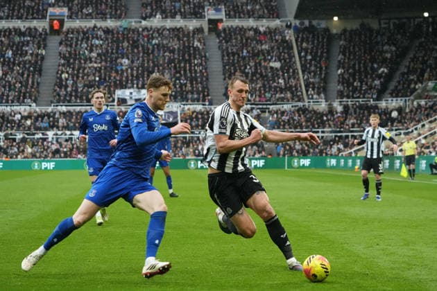 28th February 2026; St James Park, Newcastle, England; Premier League Football, Newcastle United versus Everton; Dan Burn of Newcastle United and Jake O Brien of Everton tussle for a loose ball  AlecxBrown Content restricted for UK based newspaper
