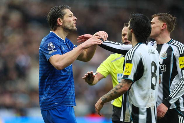 Newcastle United v Everton, Premier League Tempers flare as James Tarkowski Of Everton shoves Harvey Barnes Of Newcastle United during the Newcastle United v Everton Premier League match at St. James Park, Newcastle Upon Tyne, England on 28 February 2026 Credit: Lee Keuneke Every Second Media Editorial use only. All images are copyright Every Second Media Limited. No images may be reproduced without prior permission. All rights reserved. Premier League and Football League images are subject to licensing agreements with Football DataCo Limited. see https: www.football-dataco.com Copyright: xIMAGO EveryxSecondxMediax ESM-1827-0139 LeexKeunekex xEveryxSecondxMediax