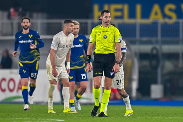 SSC Napoli protests with The Referee of the match Andrea Colombo (Sez. AIA of Como) call Var (Video Assistant Referee) check during Hellas Verona FC vs SSC Napoli, Italian soccer Serie A match in Verona, Italy, February 28 2026  Copyright: xAlessioxMarini IPAxSportx xipa-agency.netx xx IPA_72163732 IPA_Agency_IPA72163732