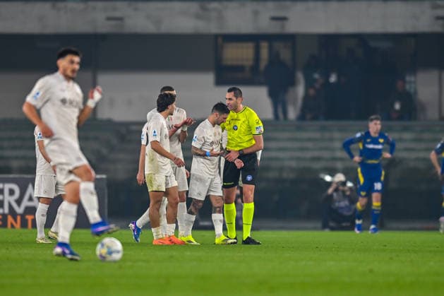 SSC Napoli protests with The Referee of the match Andrea Colombo (Sez. AIA of Como) call Var (Video Assistant Referee) check during Hellas Verona FC vs SSC Napoli, Italian soccer Serie A match in Verona, Italy, February 28 2026  Copyright: xAlessioxMarini IPAxSportx xipa-agency.netx xx IPA_72163736 IPA_Agency_IPA72163736