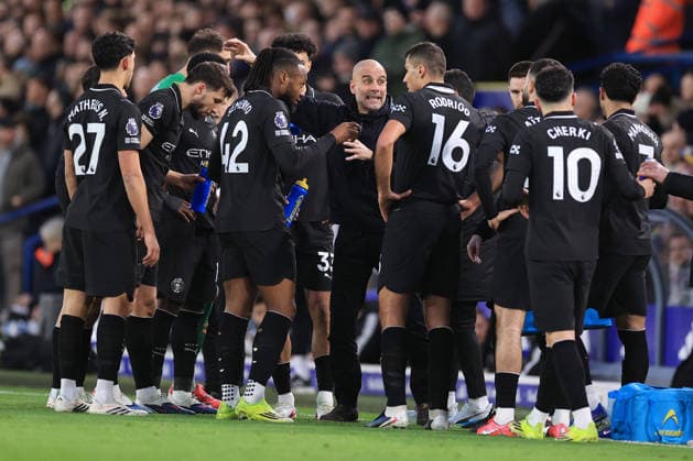 Fußball Premier League Leeds United v Manchester City 28. Februar 2026 Premier League Leeds United v Manchester City Manchester City Trainer Pep Guardiola spricht zu seinen Spielern Foto Simon Stacpoole Abseits Leeds UK  Copyright: xSimonxStacpoolexOffside