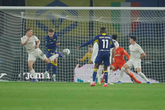 February 28, 2026, Verona, Italy: Hellas Verona s Jean-Daniel Akpa Akpro scores the goal 1-1 during the Italian Serie A soccer match Hellas Verona FC vs SSC Napoli at Marcantonio Bentegodi Stadium in Verona, Italia, 28 February 2026. .ANSA EMANUELE PENNACCHIO. Soccer: Serie A; Hellas Verona FC Vs SSC Napoli  - ZUMAa110 20260228_zaf_a110_148 Copyright: xEmanuelexPennacchiox
