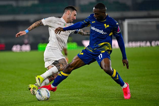 CALCIO - Serie A - Hellas Verona FC vs SSC Napoli Napoli s Matteo Politano hindered by Hellas Verona s Giovane during Hellas Verona FC vs SSC Napoli, Italian soccer Serie A match in Verona, Italy, February 28 2026 Verona Italy  Copyright: xIPAxSport ABACAx