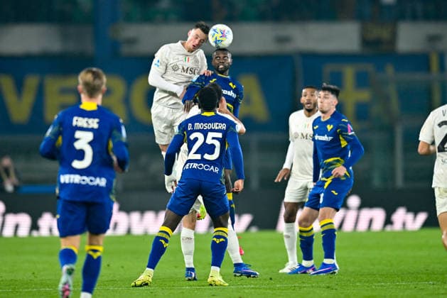 CALCIO - Serie A - Hellas Verona FC vs SSC Napoli Header of Napoli s Sam Beukema during Hellas Verona FC vs SSC Napoli, Italian soccer Serie A match in Verona, Italy, February 28 2026 Verona Italy  Copyright: xIPAxSport ABACAx