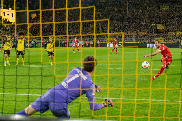 Fuehrungstreffer 1:2 durch Elfmeter von Harry Kane (FC Bayern München, 09), unhaltbar fuer Gregor Kobel (Borussia Dortmund, 01), Torjubel beim Torschuetzen, GER BVB Borussia Dortmund 09 vs. Bayern Muenchen, Fussball, Bundesliga, Spieltag 24, Saison 2025 2026, 28.02.2026 DFB DFL REGULATIONS PROHIBIT ANY USE OF PHOTOGRAPHS AS IMAGE SEQUENCES AND OR QUASI-VIDEO, GER BVB Borussia Dortmund 09 vs. Bayern Muenchen, Fussball, Bundesliga, Spieltag 24, Saison 2025 2026, 28.02.2026 Dortmund *** Goal 1 2 from penalty kick by Harry Kane FC Bayern Munich, 09 , unstoppable for Gregor Kobel Borussia Dortmund, 01 , Goal celebration while scoring, GER BVB Borussia Dortmund 09 vs Bayern Muenchen, Football, Bundesliga, Matchday 24, Season 2025 2026, 28 02 2026 DFB DFL REGULATES PROHIBIT ANY USE OF PHOTOGRAPHS AS IMAGE SEQUENCES AND OR QUASI VIDEO, GER BVB Borussia Dortmund 09 vs Bayern Muenchen, Football, Bundesliga, Matchday 24, Season 2025 2026, 28 02 2026 Dortmund Copyright: xEibner-Pressefoto FabianxFriesex EP_FFE