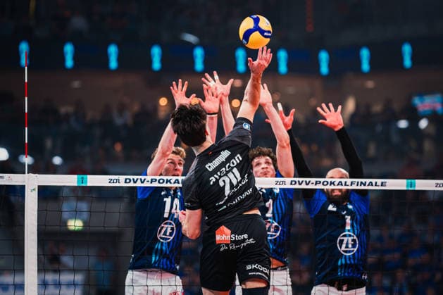 DVV Pokal VfB Friedrichshafen SVG Lüneburg 28 02 2026 Ethan Champlin SVG Lüneburg, 20 hits the ball, in the block Parker James Van Buren 14, VfB Friedrichshafen , Gustavo Antonio Maciel 2, VfB Friedrichshafen and Vojin Cacic 1, VfB Friedrichshafen Volleyball, Zoi DVV Pokal Final VfB Friedrichshafen vs SVG Lüneburg on 28 02 2026 at SAP Arena, Mannheim Copyright: xBEAUTIFULxSPORTS Tonhäuserx