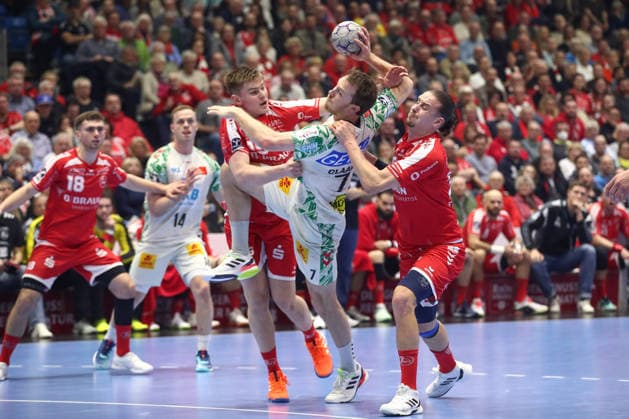 28 02 2026, xtgx, Handball, Daikin HBL, MT Melsungen SC Magdeburg v l Reynir Thor Stefansson Melsungen, 19 , Gisli Thorgeir Kristjansson Magdeburg, 10 , Olle Forsell Schefvert Melsungen, 25 duel, duel, fight, tackle Kassel