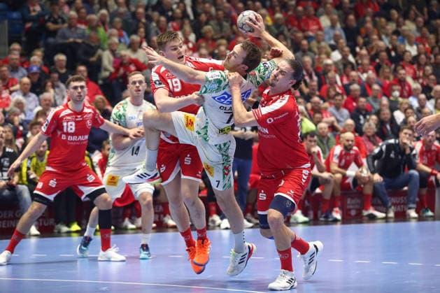 28 02 2026, xtgx, Handball, Daikin HBL, MT Melsungen SC Magdeburg v l Reynir Thor Stefansson Melsungen, 19 , Gisli Thorgeir Kristjansson Magdeburg, 10 , Olle Forsell Schefvert Melsungen, 25 duel, duel, fight, tackle Kassel