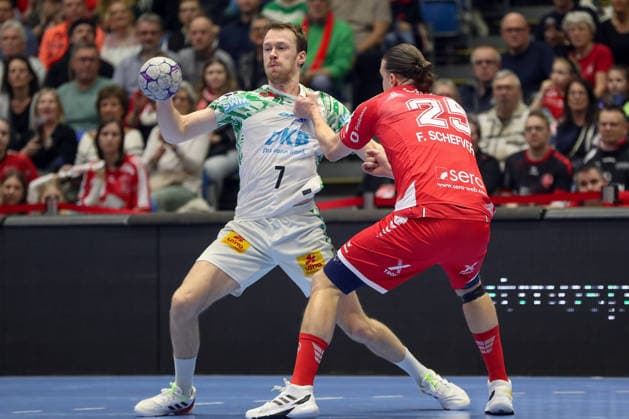 28 02 2026, xgox, Handball Daikin HBL MT Melsungen SC Magdeburg emspor, v l Felix Claar Magdeburg, 7 , Olle Forsell Schefvert Melsungen, 25 duel, duel, fight, tackle Kassel