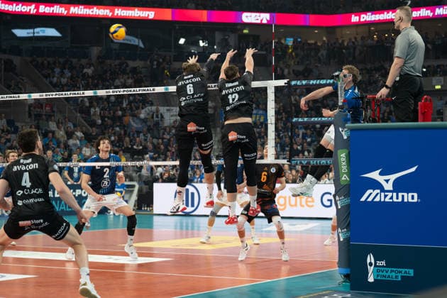 28 02 2026, xhfmx, Volleyball DVV Pokalfinale 2026 Herren, VfB Friedrichshafen SVG Lüneburg v l Jackson Howe SVG Lüneburg and Santeri Välimaa SVG Lüneburg am Block DFL DFB REGULATIONS PROHIBIT ANY USE OF PHOTOGRAPHS as IMAGE SEQUENCES and or QUASI VIDEO Mannheim