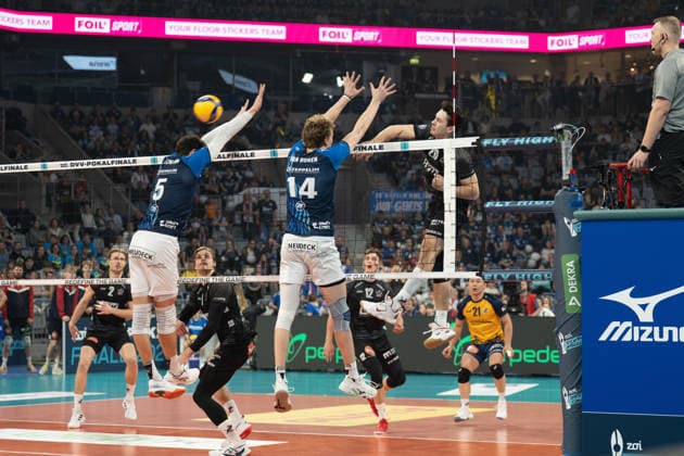 28 02 2026, xhfmx, Volleyball DVV Pokalfinale 2026 Herren, VfB Friedrichshafen SVG Lüneburg v l Louis Kunstmann VfB Friedrichshafen , Parker van Buren VfB Friedrichshafen at the block against Ethan Champlin SVG Lüneburg DFL DFB REGULATIONS PROHIBIT ANY USE OF PHOTOGRAPHS as IMAGE SEQUENCES and or QUASI VIDEO Mannheim