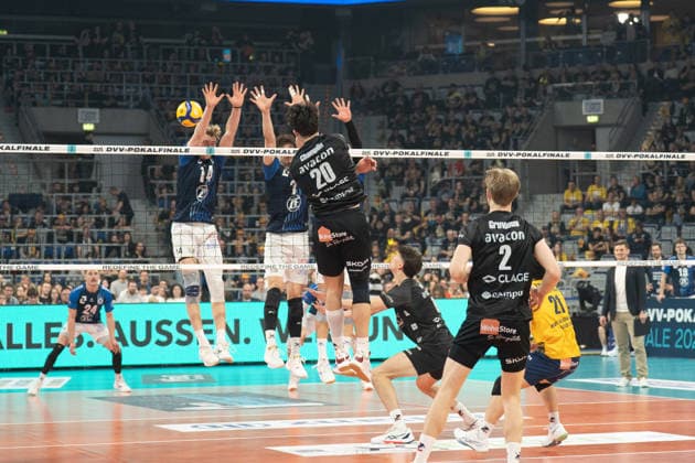 28 02 2026, xhfmx, Volleyball DVV Pokalfinale 2026 Herren, VfB Friedrichshafen SVG Lüneburg v l Parker van Buren VfB Friedrichshafen and Gustavo Maciel VfB Friedrichshafen block against Ethan Champlin SVG Lüneburg DFL DFB REGULATIONS PROHIBIT ANY USE OF PHOTOGRAPHS as IMAGE SEQUENCES and or QUASI VIDEO Mannheim