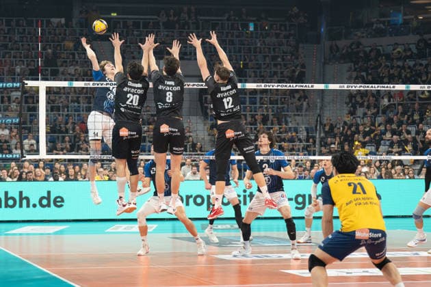 28 02 2026, xhfmx, Volleyball DVV Pokalfinale 2026 Herren, VfB Friedrichshafen SVG Lüneburg v l Ethan Champlin SVG Lüneburg , Cole Young SVG Lüneburg and Santeri Välimaa SVG Lüneburg block against Parker van Buren VfB Friedrichshafen DFL DFB REGULATIONS PROHIBIT ANY USE OF PHOTOGRAPHS as IMAGE SEQUENCES and or QUASI VIDEO Mannheim
