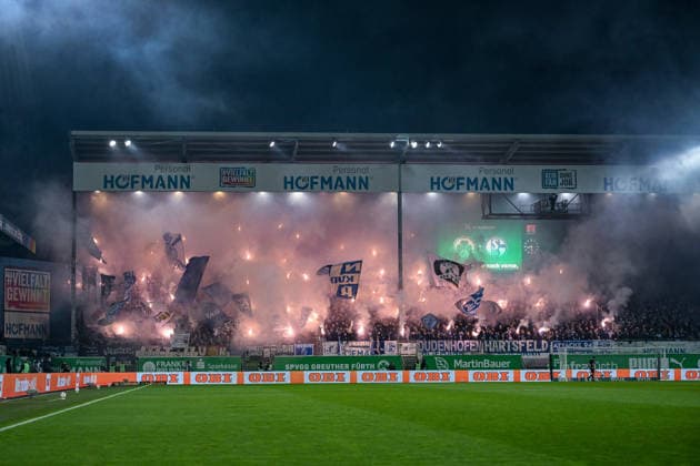 28 02 2026, Football, 2 Bundesliga, Season 2025 2026, Matchday 24, SpVgg Greuther Fürth FC Schalke 04, Pyrotechnics in the block of FC Schalke 04 fans, xRHR FOTO YYx Copyright: KROEGER RHR-FOTOx RHR-FOTO YY