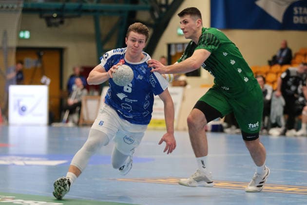 28 02 2026 Handball Men 2025 2026 2 Handball Bundesliga 22 Matchday Dessau Roßlauer HV 06 Eulen Ludwigshafen Anhalt Arena Dessau Fritz Leon Haake Dessau, 6, blue in attack Mihailo Ilic Ludwigshafen, 7, green cant hold him Dessau Roßlau Saxony Anhalt Germany