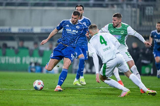 28 02 2026, Soccer, 2 Bundesliga, Season 2025 2026, Matchday 24, SpVgg Greuther Fürth FC Schalke 04, Goal chance Edin Džeko Dzeko FC Schalke 04 , Philipp Ziereis SpVgg Greuther Fürth xRHR PHOTO YYx Copyright: KROEGER RHR-FOTOx RHR-FOTO YY