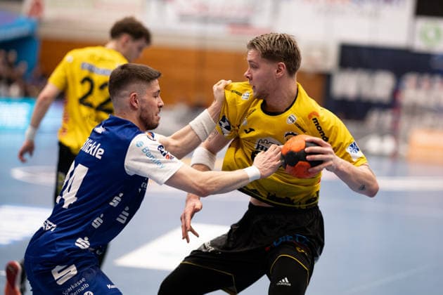 Jesper Schmidt HSC 2000 Coburg 87 , right against Elias Fuegel HBW Balingen Weilstetten, 24 , HBW Balingen Weilstetten vs HSC 2000 Coburg, Handball, 2 Bundesliga, 22 Matchday, Season 2025 2026, 28 02 2026 Eibner Pressefoto Andreas Ulmer HBW Balingen Weilstetten vs HSC 2000 Coburg, Handball, 2 Bundesliga, 22 Matchday, Season 2025 2026, 28 02 2026 Balingen Copyright: xEibner-Pressefoto AndreasxUlmerx EP_AUR