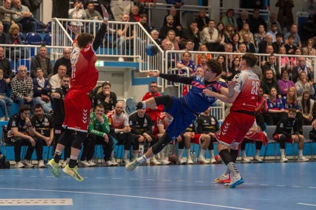 Luca Krist TSV Bayer Dormagen, 02 ,Attempt to throw at the circle, Tom Wolf TuSEM Essen, 26 , holds the opponent TSV Dormagen vs TuSEM Essen, Handball, 2 HBL, 22 Matchday, Season 2025 26, 28 02 2026, TSV Dormagen vs TuSEM Essen, Handball, 2 HBL, 22 Matchday, Season 2025 26, 28 02 2026 Dormagen Copyright: xEibner-Pressefoto LukasxBaldygax EP_LBA