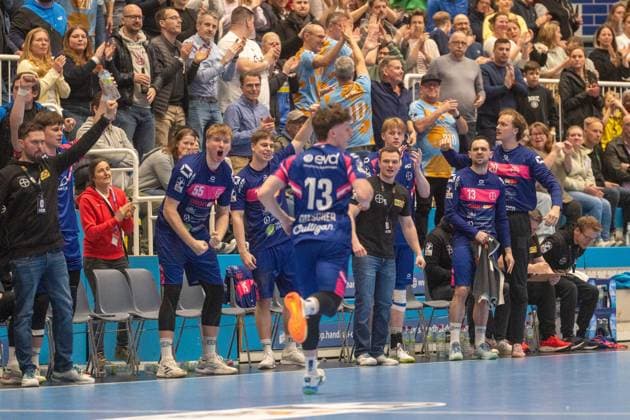 Frederik Sondermann TSV Bayer Dormagen, 55 ,Julian Bauer TSV Bayer Dormagen, Coach ,Kaj Kriescher TSV Bayer Dormagen, 13 , celebrate a goal on the bench TSV Dormagen vs TuSEM Essen, Handball, 2 HBL, 22 Matchday, Season 2025 26, 28 02 2026, TSV Dormagen vs TuSEM Essen, Handball, 2 HBL, 22 Matchday, Season 2025 26, 28 02 2026 Dormagen Copyright: xEibner-Pressefoto LukasxBaldygax EP_LBA