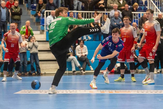 Finn Knaack TuSEM Essen, 12 , looks after the ball,Kaj Kriescher TSV Bayer Dormagen, 13 throw to score TSV Dormagen vs TuSEM Essen, Handball, 2 HBL, 22 Matchday, Season 2025 26, 28 02 2026, TSV Dormagen vs TuSEM Essen, Handball, 2 HBL, 22 Matchday, Season 2025 26, 28 02 2026 Dormagen Copyright: xEibner-Pressefoto LukasxBaldygax EP_LBA