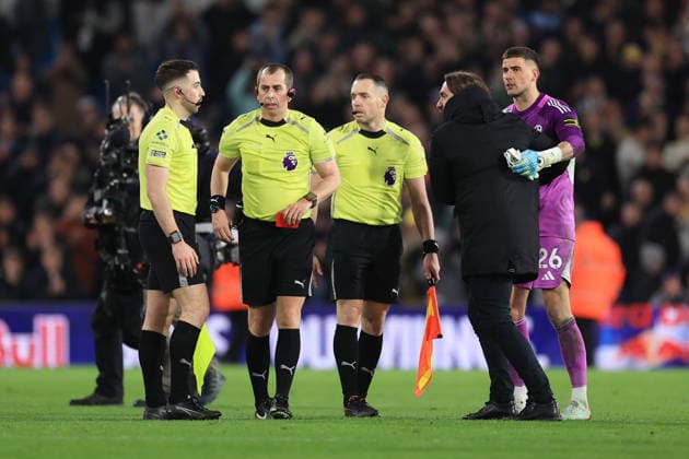 Fußball Premier League Leeds United gegen Manchester City 28. Februar 2026 Premier League Leeds United gegen Manchester City Karl Darlow, Torhüter von Leeds United, hält den Manager von Leeds United, Daniel Farke, zurück, als er mit dem Schiedsrichter Peter Bankes und den Offiziellen streitet, nachdem er nach dem Spiel die rote Karte gezeigt und des Feldes verwiesen wurde Foto Simon Stacpoole Abseits Leeds UK  Copyright: xSimonxStacpoolexOffside