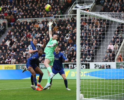 Newcastle Upon Tyne, England, 28th February 2026. Jordan Pickford of Everton during the Newcastle United vs Everton Premier League match at St. James Park, Newcastle Upon Tyne. Picture credit should read: Nigel Roddis Sportimage EDITORIAL USE ONLY. No use with unauthorised audio, video, data, fixture lists, club league logos or live services. Online in-match use limited to 120 images, no video emulation. No use in betting, games or single club league player publications. SPI_074_NR_NEWC_EVER SPI-4562-0073