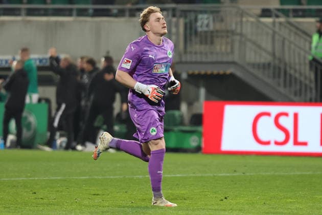 28 02 2026, xrekx, Fußball 2 Bundesliga, SpVgg Greuther Fuerth FC Schalke 04 v l Torjubel nach dem Tor zum celebrating the goal celebrate 1 0 durch Dennis Srbeny SpVgg Greuther Fuerth Silas Prüfrock Pruefrock SpVgg Greuther Fuerth DFL DFB REGULATIONS PROHIBIT ANY USE OF PHOTOGRAPHS as IMAGE SEQUENCES and or QUASI VIDEO Fuerth