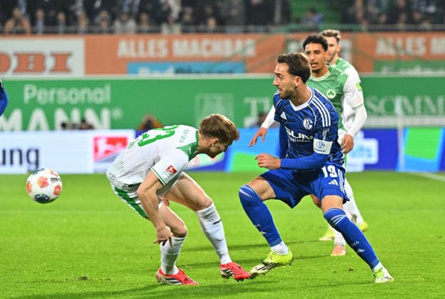 28 02 2026 Soccer Season 2025 2026 2 Soccer Bundesliga 24 Matchday SpVgg Greuther Fürth Kleeblatt SGF FC Schalke 04 Sportfoto Zink MeZi xmexzix DFL regulations prohibit any use of photographs as image sequences and or quasi video only for editorial use Jannik Dehm 23, SpVgg Greuther Fürth Kenan Karaman 19, FC Schalke 04 S04, rechts