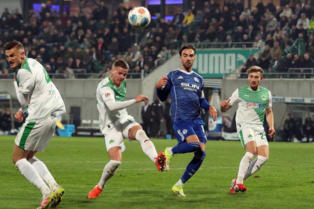 28 02 2026, xrekx, Fußball 2 Bundesliga, SpVgg Greuther Fuerth FC Schalke 04 v l Jan Elvedi SpVgg Greuther Fuerth Kenan Karaman FC Schalke 04 Zweikampf, Aktion, action, battle for the ball DFL DFB REGULATIONS PROHIBIT ANY USE OF PHOTOGRAPHS as IMAGE SEQUENCES and or QUASI VIDEO Fuerth