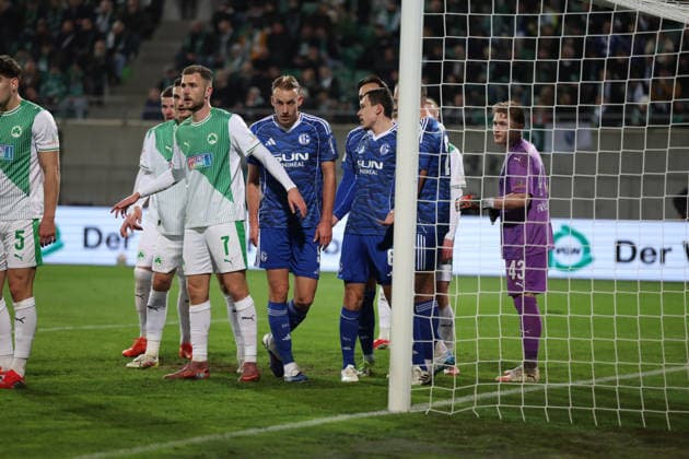 28 02 2026, xrekx, Fußball 2 Bundesliga, SpVgg Greuther Fuerth FC Schalke 04 v l Eckball Dennis Srbeny SpVgg Greuther Fuerth Timo Becker FC Schalke 04 Ron Schallenberg FC Schalke 04 Silas Prüfrock Pruefrock SpVgg Greuther Fuerth DFL DFB REGULATIONS PROHIBIT ANY USE OF PHOTOGRAPHS as IMAGE SEQUENCES and or QUASI VIDEO Fuerth