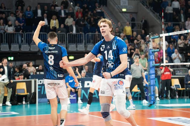 28 02 2026, xhfmx, Volleyball DVV Pokalfinale 2026 Herren, VfB Friedrichshafen SVG Lüneburg v l Aleksa Batak VfB Friedrichshafen , Parker van Buren VfB Friedrichshafen jubilates DFL DFB REGULATIONS PROHIBIT ANY USE OF PHOTOGRAPHS as IMAGE SEQUENCES and or QUASI VIDEO Mannheim