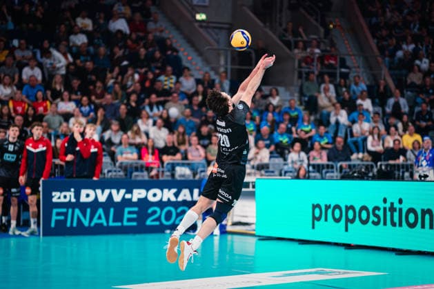 DVV Pokal VfB Friedrichshafen SVG Lüneburg 28 02 2026 Ethan Champlin SVG Lüneburg, 20 saves the ball Volleyball, Zoi DVV Pokal Final VfB Friedrichshafen vs SVG Lüneburg on 28 02 2026 at SAP Arena, Mannheim Copyright: xBEAUTIFULxSPORTS Tonhäuserx