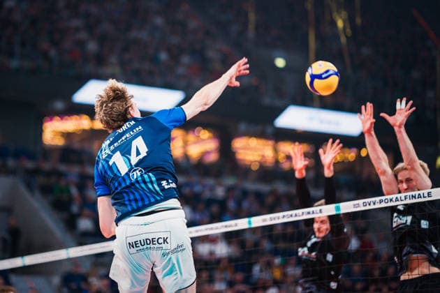 DVV Pokal VfB Friedrichshafen SVG Lüneburg 28 02 2026 Parker James Van Buren 14, VfB Friedrichshafen hits the ball Volleyball, Zoi DVV Pokal Final VfB Friedrichshafen vs SVG Lüneburg on 28 02 2026 in the SAP Arena, Mannheim Copyright: xBEAUTIFULxSPORTS Tonhäuserx