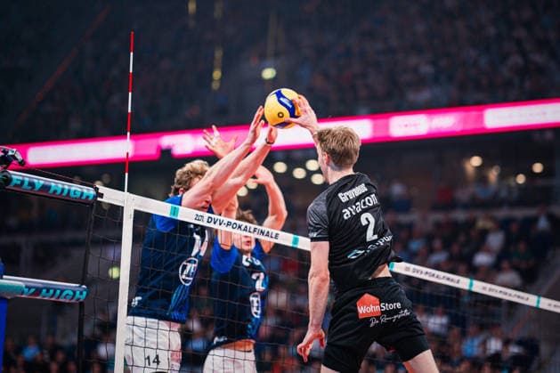 DVV Pokal VfB Friedrichshafen SVG Lüneburg 28 02 2026 Daniel Gruvaeus SVG Lüneburg, 2 and Parker James Van Buren 14, VfB Friedrichshafen at the net Volleyball, Zoi DVV Pokal Final VfB Friedrichshafen vs SVG Lüneburg on 28 02 2026 at SAP Arena, Mannheim Copyright: xBEAUTIFULxSPORTS Tonhäuserx
