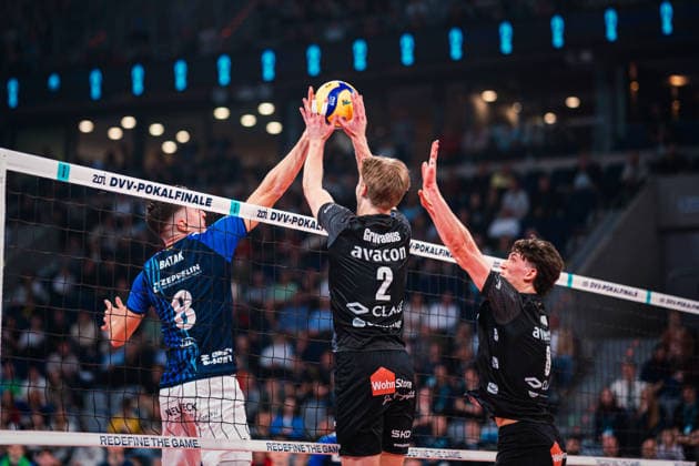 DVV Cup VfB Friedrichshafen SVG Lüneburg 28 02 2026 Aleksa Batak 8, VfB Friedrichshafen and Daniel Gruvaeus SVG Lüneburg, 2 at the net Volleyball, Zoi DVV Cup Final VfB Friedrichshafen vs SVG Lüneburg on 28 02 2026 at SAP Arena, Mannheim Copyright: xBEAUTIFULxSPORTS Tonhäuserx