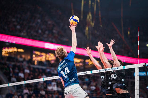 DVV Cup VfB Friedrichshafen SVG Lüneburg 28 02 2026 Parker James Van Buren 14, VfB Friedrichshafen on the ball Volleyball, Zoi DVV Cup Final VfB Friedrichshafen vs SVG Lüneburg on 28 02 2026 at the SAP Arena, Mannheim Copyright: xBEAUTIFULxSPORTS Tonhäuserx