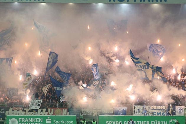 28 02 2026, xrekx, Soccer 2 Bundesliga, SpVgg Greuther Fuerth FC Schalke 04 v l Schalke Fans ,atmosphere, scarves, jersey, flag, banner, Ultras, spectators, visitors, choreo, choreography, atmosphere, spectators, Visitors pyrotechnics, pyro torch, Bengalo, Bengal fire, fan culture, Ultras, stadium pyrotechnics, choreography with pyro, fan block, DFL DFB REGULATIONS PROHIBIT ANY USE OF PHOTOGRAPHS as IMAGE SEQUENCES and or QUASI VIDEO Fuerth