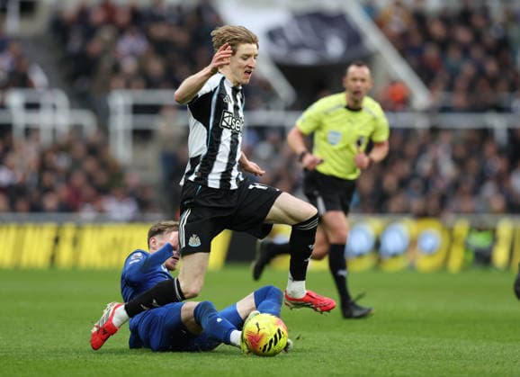 Newcastle Upon Tyne, England, 28th February 2026. Anthony Gordon (R) of Newcastle United in action with James Garner of Everton during the Newcastle United vs Everton Premier League match at St. James Park, Newcastle Upon Tyne. Picture credit should read: Nigel Roddis Sportimage EDITORIAL USE ONLY. No use with unauthorised audio, video, data, fixture lists, club league logos or live services. Online in-match use limited to 120 images, no video emulation. No use in betting, games or single club league player publications. SPI_081_NR_NEWC_EVER SPI-4562-0081