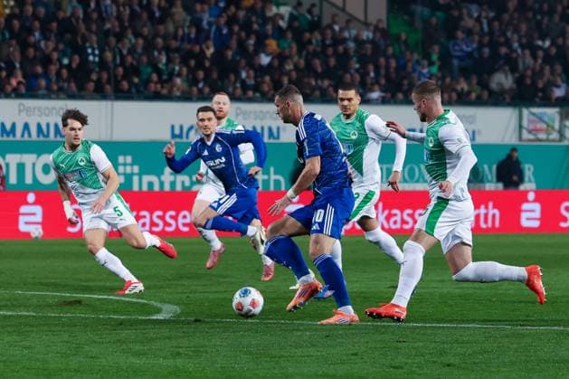 Edin Dzeko 10 FC Schalke 04 with a chance, Action, Spvgg Greuther Fuerth vs FC Schalke 04, Football, Men, 2 Bundesliga, Season 2025 2026, Second round, 24 Matchday, 28 02 2026 DFB regulations prohibit any use of photographs as image sequences and or quasi video Fuerth Bayern Germany Copyright: xkolbert-press MartinxAgüerax